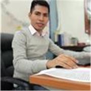 Profesor de español imparte clases a niños de primaria