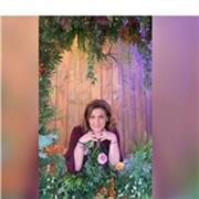 Laureata in filosofia impartiace lezioni di latino,filosofia, italiano,inglese