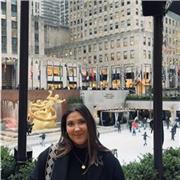 Me llamo Mar y tengo 19 años. Estoy estudiando Psicología y por las tardes entreno a niños de entre 4 y 8 años a baloncesto. 
Me encanta trabajar con niños y jovenes