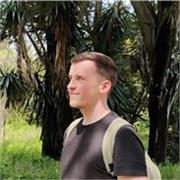Profesor de inglés con experiencia en enseñanza individual, ofrece clases dinámicas para niños y adultos, online o en Mijas.