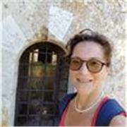 Professoressa di lettere, scuola statale impartisce lezioni online di lingua italiana. Grammatica, sintassi, conversazione