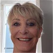 Professeur de français donne cours de l'école élémentaire au collège et de la littérature au lycée.
