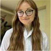 Psychologue diplômée experte en clinique de l’exil, migration et psychotraumatologie donne des cours de psychologie clinique. 