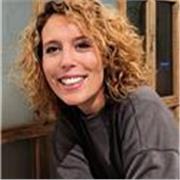 Qualified international primary teacher supporting bilingual young learners