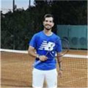 Istruttore di tennis qualificato FITP . Impartisce lezioni private e di gruppo per bambini, ragazzi e adulti