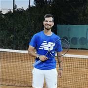 Istruttore di tennis qualificato FITP . Impartisce lezioni private e di gruppo per bambini, ragazzi e adulti