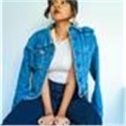 Maestra especializada en artes visuales con objetivo de enseñar mas allá de la técnica y su historia, sea en presencial u online