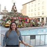 Profesora de matemáticas imparte clases a niños de todas las edades