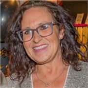 I am a kind, empathetic, patient mum of 2, native English speaker who loves to see adults and children learning my language. 