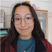 Tutrice faisant de l'aide aux devoirs pour des élèves de collège