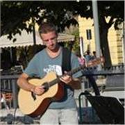 Chitarrista con esperienza di circa 14 anni. Insegno chitarra, teoria e armonia per livelli principiante e intermedio