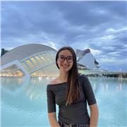 Estudiante universitaria imparte clases a niños de todas las edades