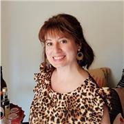 laureata in giurisprudenza impartisce lezioni di diritto ed economia per studenti di istituti tecnici , professionali e licei