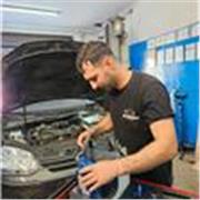 Bentrovati, sono Flavio titolare d'officina e impartisco lezioni sull'auto riparazione a chi già lavora o vuole cominciare