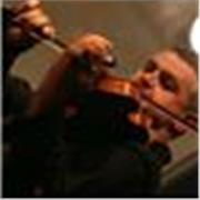 Docente di violino impartisce lezioni online