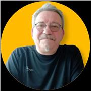 Professeur donne cours à distance via vidéoconférences.
Design graphique, conception 3D, réalité virtuelle, augmentée et mixte