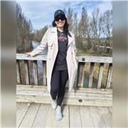 Docente relajada con experiencia enseñando inglés de forma práctica