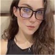 Profesora de español enseña a niños y adultos