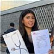 Étudiante en médecine passionnée de sciences disponibles pour ses élèves