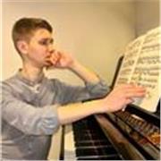 Profesor con beca de excelencia nacional imparte clases de piano