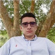 Profesor de castellano imparte clases a jóvenes en temas de argumentación, cohesión, escritura, argumentación, entre otros