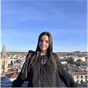 Profesora de repaso a niños y niñas de primaria