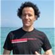 Istruttore di nuoto impartisce lezioni individuali e di gruppo