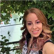 Educatrice e insegnante impartisce lezioni per bambini di scuola primaria