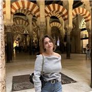 Estudiante universitaria muy paciente, dulce y comprometida, con 3 años de experiencia trabajando como monitora con niños (3-10año