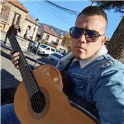 Profesor titulado con grado universitario y magister en músicas tradicionales con más de 8 años de experiencia en ámbito laboral.