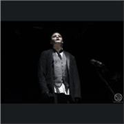 Studente del liceo scienze umane che impartisce lezioni o aiuto per teatro