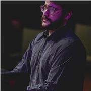 Pianista graduado en el  Conservatori Superior de Música del Liceu , con estudios de postgrado en Estados Unidos y Païses Bajos.