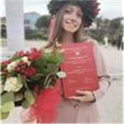 Laureata in Lingue straniere ed insegnante di lingua inglese presso scuola privata offre lezioni in modalità mista