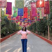 DaF-Lehrkraft, die interaktive und motivierende Methoden nutzt