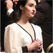 Opern und klassische Sängerin unterrichtet Musik und Kunst für Kinder, Jugendliche und Erwachsene.  