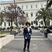 SonoPsicologo e psicoterapeuta in formazione e insegno : psicologia, filosofia, storia e pedagogia.