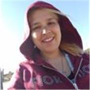 Profesora de Matemáticas dicta clases a niños de basica