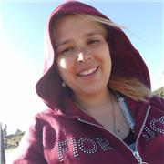 Profesora de Matemáticas dicta clases a niños de basica