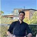 Ortaokul öğrencilerine ders veren Fen Bilimleri öğretmeni