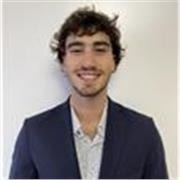 Estudiante universitario con nivel alto de inglés y que ha residido en el extranjero por varios meses.