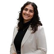 Laureata in Interpetariato e Traduzione insegna italiano e inglese