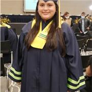 Profesora imparte clases a niños de primaria