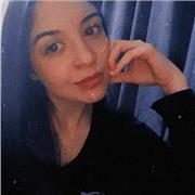 Estudiante universitaria avanzada imparte clases a niños y adolescentes de todas las edades