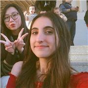 Profesora que imparte clases de matemáticas de cualquier tipo a alumnos estudiando secundaria