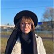 La profesora de historia del arte enseña de manera divertida e interesante. Conmigo, aprenderás sobre el arte y lo comprenderás