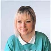 Profesora que imparte clases de Idiomas y Arte de la forma online igual para los niños y adultos