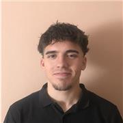 Joven estudiante con ganas de ayudar y enseñar a los alumnos que lo necesiten sobre cualquier materia.