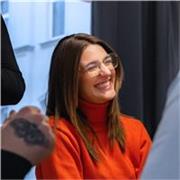 Spanischlehrerin mit Abschlüssen in Journalismus und Geisteswissenschaften sowie Masterabschlüssen in Spanisch als Fremdsprache.