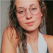 Maestra imparte clases de apoyo primaria