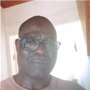 Professeur particulier donne cours de soutien scolaire aux écoliers, élèves et étrangers